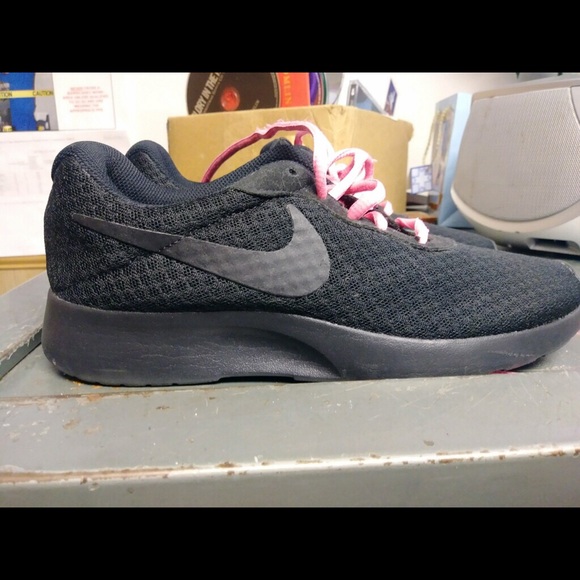 Nike shoes- new - Picture 4 of 5